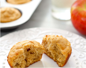 Muffin de panqueca de maçã com granulados de canela